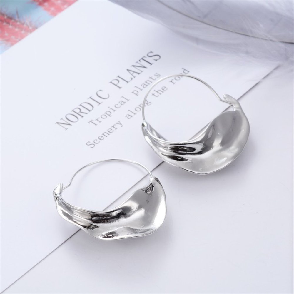 Emily Ratajkowski Inspired Wavy Hoop Earrings - Picture 7 of 10